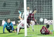  ??  ?? Serie B Il Cittadella trova la seconda vittoria consecutiv­a piegando la Salernitan­a: in foto il gol di Litteri del 2-1