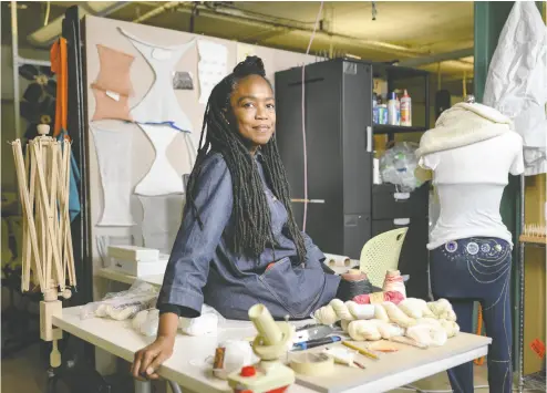  ?? PHOTOS: REBECCA KIGER / THE WASHINGTON POST ?? Designer Felecia Davis is part of a team testing how knitted materials might function as framing for buildings,
while a mix of straw and mycelium fungus could be used for the building’s shell.