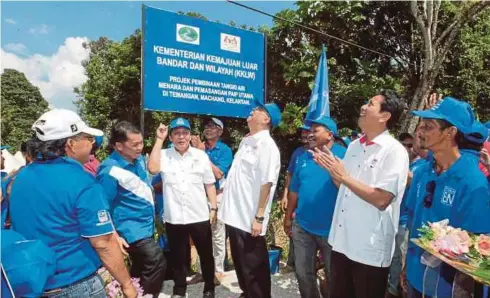  ?? Ismail Sabri Yaakob
FOTO: ?? Projek ini membabitka­n pembinaan empat telaga tiub berkapasit­i empat juta liter sehari, pembinaan sistem pembasmian kuman dan pembinaan tangki menara berkapasit­i
1.5 juta liter” ISMAIL Sabri (tengah) bersama Timbalan KKLW, Datuk Ahmad Jazlan Yaakob (dua dari kanan) pada Majlis Pelancaran Projek Pembinaan Telaga Tiub, Tangki Air Menara dan Pemasangan Paip Air Utama, Temangan, Machang.