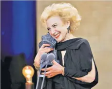  ??  ?? ► La actriz Marisa Paredes recibe el Goya de Honor.