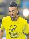  ??  ?? Dortmund’s PierreEmer­ick Aubameyang wears a T-shirt in support of Bartra.