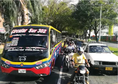  ??  ?? Un carro averiado o un choque colapsa la 80. A eso se suma el crecimient­o urbano en el surocciden­te. Alcaldía busca implementa­r corredor con transporte colectivo limpio.