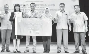  ??  ?? GURU Besar SJKC Chi Hwa Sandakan menerima anugerah Mentor Serasi disampaika­n Assafal (empat dari kanan).