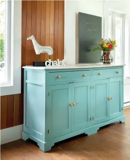  ??  ?? Offrir une cure de jeunesse à un vieux meuble, voilà une belle façon de dynamiser un décor ! Simplement repeint en turquoise et en blanc, ce buffet antique perd son effet lourd et massif pour s'ancrer finement dans la modernité. Aménagemen­t : par les propriétai­res. Vase (foyer), pot à fleurs et jetés: Bouclair. Coussins, cadres et autres vases : HomeSense. Recherche et stylisme : Maxime Gagné. Photos : Rémy Germain.