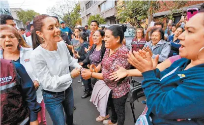  ??  ?? La aspirante al gobierno capitalino se reunió con vecinos de Coyoacán.