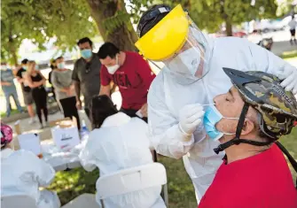  ?? EFE ?? En los parques públicos de Santiago se instalaron centros de pruebas gratuitas