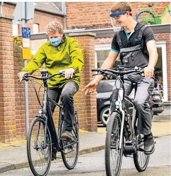  ?? RP-FOTO: EVERS ?? Das Fahrrad muss individuel­l zum Kunden passen. Gregor Peters gibt dem Kunden Uli Tebart Tipps bei einer kleinen Probefahrt.