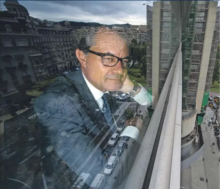  ??  ?? El president de la Generalita­t, Artur Mas, observant l’avinguda Diagonal des de la seu de la redacció de La Vanguardia