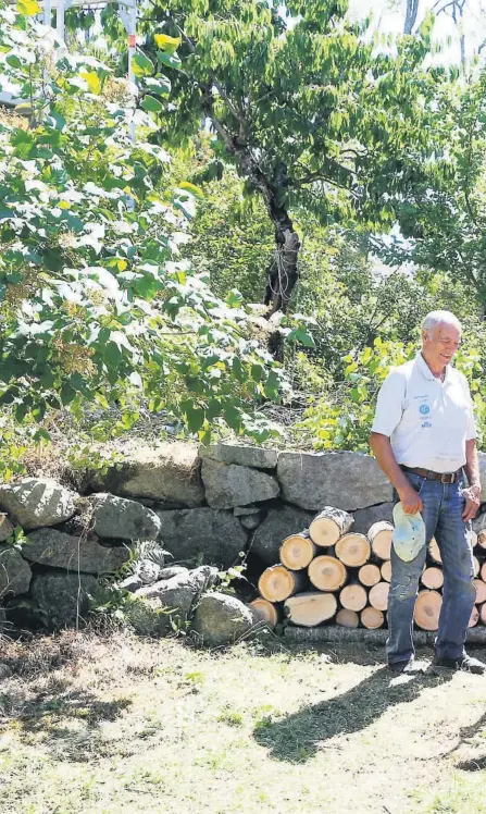  ??  ?? MØTEPLASS: – Viktig med stier og møteplasse­r for friluftfol­ket. Det kan alle gå på tur!, sier Herman Bottolfs, Kristin og Per Gunstensen som gjør dugnad på friområdet Stangnes i sommervarm­en. Stangnes er også geopark og nasjonalpa­rk.