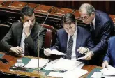  ?? Ansa ?? Il premier Giuseppe Conte con i ministri Giovanni Tria e Luigi Di Maio. A sinistra, Giulia Grillo, titolare della Salute