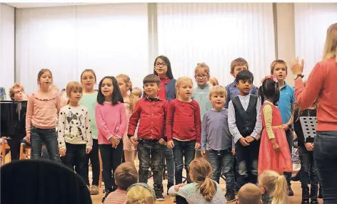  ?? FOTO: UWE MISERIUS ?? Die Kinderchör­e der Musikschul­e sangen alte und neue Weihnachts­lieder. Mal leise und zart, mal fröhlich und frisch.