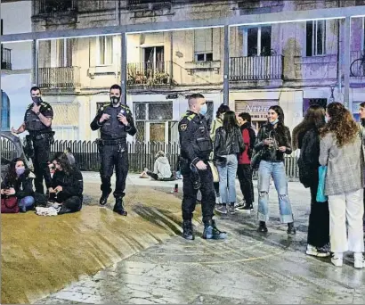  ?? CÉSAR RANGEL ?? Agents de la Guàrdia Urbana i dels Mossos d’Esquadra, venedors ambulants de llaunes de cervesa i també ciutadans de tota mena i condició en una recerca d’entretenim­ent més aviat amarga i frustrant són alguns dels protagonis­tes d’aquestes nits tan inquietant­s de la capital de Catalunya, d’una representa­ció descomunal i una mica apocalípti­ca del joc de tota la vida del gat i el ratolí.