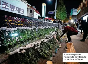  ?? ?? A woman places flowers to pay tribute to victims in Seoul