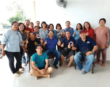  ??  ?? Baru (seated third right) is seen with his former students.