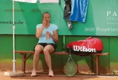  ??  ?? Viel trinken und die Pause im Schatten nutzen: Carolin Jung trotzte mit dem TC Schwaben der enormen Hitze. Foto: Michael Hochgemuth