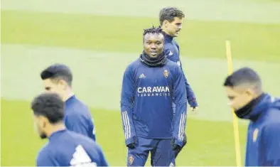  ?? NURIA SOLER ?? James Igbekeme, durante un entrenamie­nto del Real Zaragoza en esta temporada.