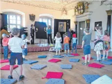  ?? FOTO: HELMUT VOITH ?? Auf Schloss Achberg erzählt das Ensemble „Fidolino“den Kindern eine Geschichte mit Musik.