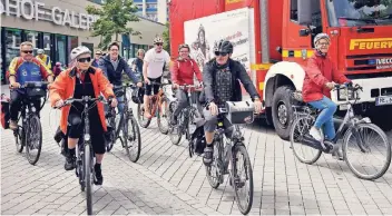  ?? RP-FOTO: DIETRICH JANICKI ?? Fröhlich trafen die Teilnehmer der Stadtradel­n-Sternfahrt Samstagmit­tag am Mettmanner Königshof ein. Im gesamten Kreis waren morgens die Touren gestartet.