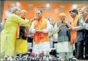  ?? PTI FILE ?? ▪ BJP leaders congratula­te Gujarat chief minister Vijay Rupani after the party's win on Monday.