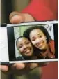  ?? CHICAGO TRIBUNE 2013 ?? Hadiya Pendleton’s 11-yearold cousin Jahlil Pettis shows a photograph of Pendleton, right, with her mother, Cleopatra Cowley-Pendleton.