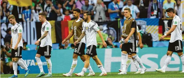  ?? Foto: imago, Schüler ?? Enttäuscht, ratlos und mit hängenden Köpfen verlässt die deutsche Nationalma­nnschaft nach der 0:1 Niederlage zum WM Auftakt gegen Mexiko den Platz.