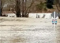  ?? ?? Flooding was affecting Paddys Alley Road near Athol as the Mataura River rose yesterday morning.