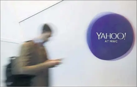  ?? ALBERT GEA / REUTERS ?? Un usuario frente a un cartel de Yahoo en el Mobile World Congress de Barcelona