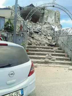  ?? (foto da Twitter, Stefano Sgreccia) ?? A pezzi La chiesa di Torrita, frazione di Amatrice, uno dei centri maggiormen­te colpiti dal terremoto. Si tratta di una delle parrocchie guidate dal vicentino don Luigi Dalla Costa