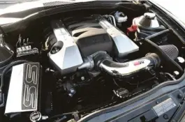  ??  ?? HEFTIG: General Motors’ LS3 V8-motor yter 450 hk takket vaere et større luftfilter enn originalt. I motorromme­t ser alt helt nytt ut.