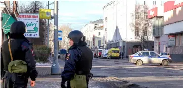  ??  ?? Russian police officers patrol near a building housing the FSB security service in Arkhangels­k after an explosive device went off inside the building. — AFP photo