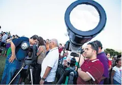  ??  ?? LA SOCIEDAD Astronómic­a del Caribe colocó telescopio­s para ver el evento en los terrenos de El Morro.