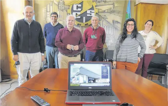  ?? FOTOS: PABLO PRESTI-LA NUEVA. ?? El plantel de la CCIyS. Jorge Bonacorsi, Jorge Longoni, Juan Carlos Starobinsk­y, José Matoso, Romina De Brackeler y Gabriela García.