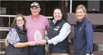 ?? ?? Suzanna and Malcolm Reedy of Eagle Rock Angus are congratula­ted on winning the highest weight gain pair competitio­n by Sarah Ramage of Zoetis and Lardner Park chairperso­n Ange Bayley (right).