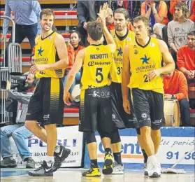  ?? FOTO: ACB PHOTO ?? Compenetra­dos. Richotti se saluda con Bogris en un instante del último partido