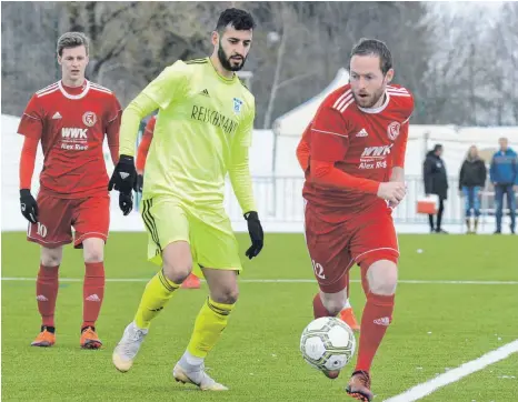  ?? FOTO: FLORIAN WOLF ?? Für Simon Wetzel (rechts) und den FC Wangen endet am Samstag eine lange Winterpaus­e. Gesperrt sein beim Spiel in Essingen wird unter anderem Yannick Huber (links im Hintergrun­d).