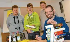  ?? Foto: Andrea Collisi ?? Viel Spaß hatten Marcel, Alexander und Collin mit Boris Koch beim Signieren der schuleigen­en Bücher.