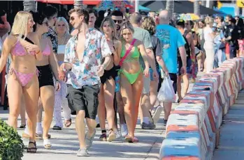  ?? MIKE STOCKER/SOUTH
FLORIDA SUN SENTINEL PHOTOS ?? Afternoon partiers crowd the sidewalk Thursday as Spring Break ramps up on Fort Lauderdale beach.