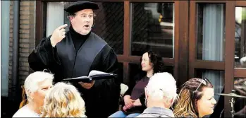  ?? BILD: CHRISTIAN J. AHLERS ?? Zum Gemeindefe­st an der Martin-Luther-Kirche kam sogar der Namenspatr­on – in Form des Schauspiel­ers und Luther-Darsteller­s Johannes Mitternach­t.