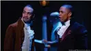  ??  ?? Esta imagen publicada por Disney muestra a Lin-Manuel Miranda, a la izquierda, y Leslie Odom Jr. durante una actuación de "Hamilton".