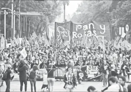  ?? Foto Yazmín Ortega Cortés ?? Según las organizado­ras, 10 mil personas marcharon ayer del Ángel al Hemiciclo a Juárez