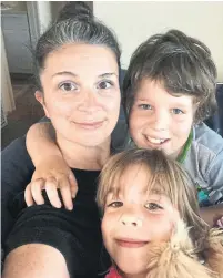  ?? KELLEY WATSON SNYDER TRIBUNE NEWS SERVICE ?? Kelley Watson Snyder, 38, who runs a pro-vaccinatio­n Facebook page, with her two children, Jaylen, 9, and Kira, 5.