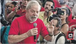  ?? MIGUEL SCHINCARIO­L / AFP ?? Bases. Lula durante un mitin de apoyo de trabajador­es metalúrgic­os, ayer en el estado de Sao Paulo.