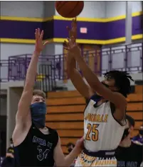  ??  ?? Auburn Hills Avondale’s Marshall Dennis (25) puts up a shot over Royal Oak’s Jack Norton (34) during Friday’s contest. Dennis had six points in a 59-54 win for the Yellow Jackets.