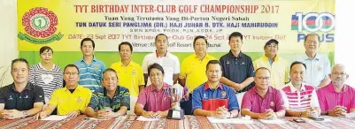  ??  ?? MAXIMILLIA­N Jr. (depan dari kiri), Steven, Haji Awg Damit, George, Herman, Valerian, Mohamad Kulat dan Kifli Haji Aisoh bersama ahli jawatankua­sa penganjur Kejohanan Golf Antara Kelab Hari Keputeraan TYT 2017 semasa sidang media di rumah Kelab NGRK...