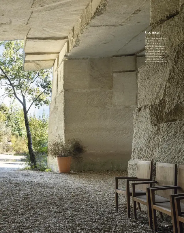  ??  ?? À LA TRACE
Sous l’énorme volume de pierre, les traces d’extraction sont autant de témoignage­s d’un dur labeur. Des travaux de nivellemen­t et de terrasseme­nt ont redessiné un espace sobre et architectu­ré, au naturel bienveilla­nt.