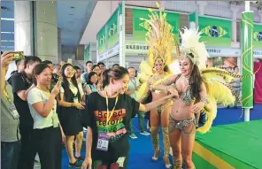  ?? XINHUA ?? At the closing ceremony of the 2017 Silk Road Internatio­nal Expo in Xi’an, Shaanxi province, Samba dancers from Brazil interact with their audience.