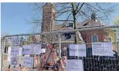  ?? FOTO: NATSCHAK ?? Erste Lebensmitt­eltüten hängen an dem Zaun, der vor der Sankt-andreas-kirche in Norf steht.