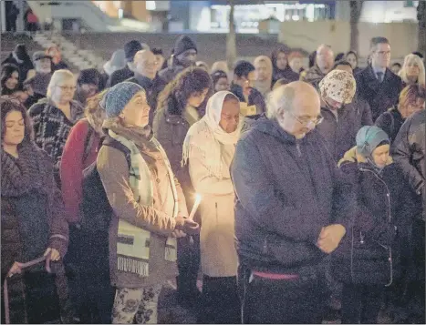  ?? Picture: Habibur Rahman ?? REFLECTIVE Hundreds unite to observe a minute's silence at last night's vigil