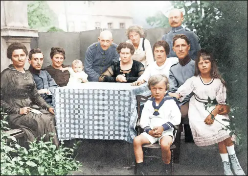  ?? [Foto: Picturedes­k] ?? Dass diese Menschen ernst dreinblick­ten, lag nicht nur an den Belichtung­szeiten. Familie im Garten, um 1910, koloriert.