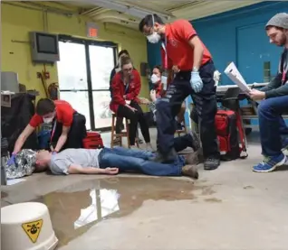  ?? CATHIE COWARD, THE HAMILTON SPECTATOR ?? University of Ottawa emergency response team members respond to a mock poison spill in Mac greenhouse.